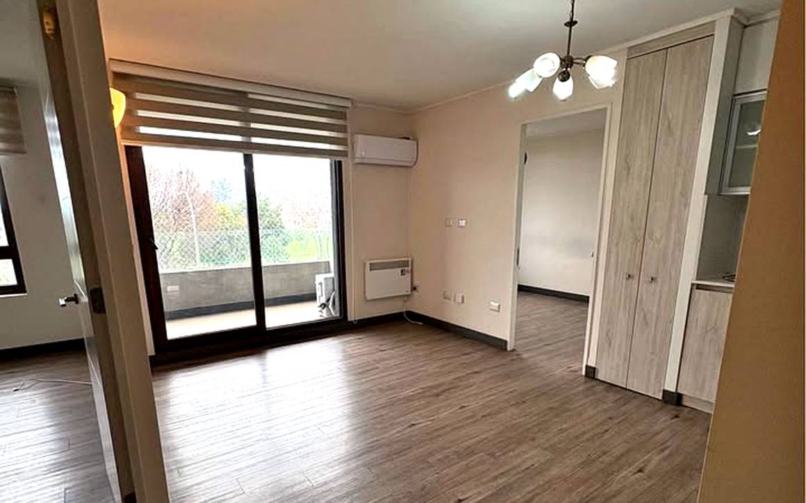 Living comedor de un departamento en arriendo en Chillán, con terraza y aire acondicionado